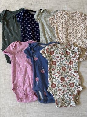 Carter’s Floral Onesies Bodysuits - set of 7 (0-3 months)